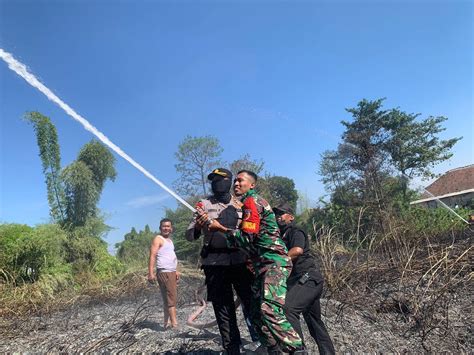 Sinergitas TNI Dan Polri Bersama Warga Bantu Padamkan Kebakaran Lahan