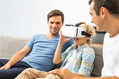 Casal gay da família lgbt filho adotivo pais homossexuais filho se divertindo em casa