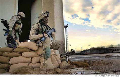 Us Drives Into Heart Of Fallujah Army Marines Face Rockets And