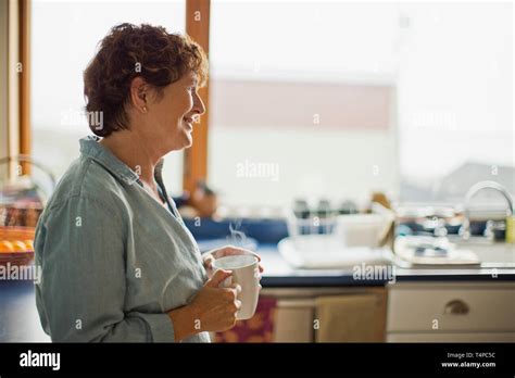 Femme Mature Debout Dans La Cuisine Banque De Photographies Et Dimages