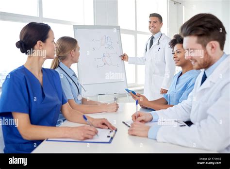 Gruppe von Ärzten auf Präsentation im Krankenhaus Stockfotografie Alamy