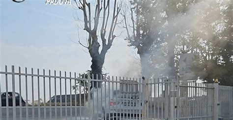 Auto In Fiamme Davanti Alla Caserma Dei Carabinieri Paura Per Due