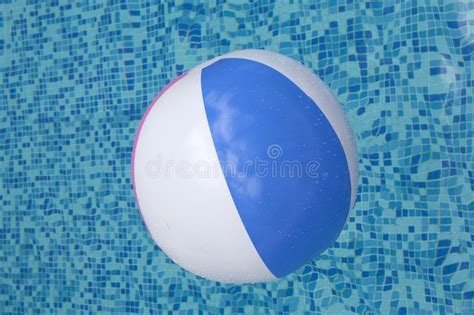 Bola Que Flota En Una Piscina Azul Foto De Archivo Imagen De Juego