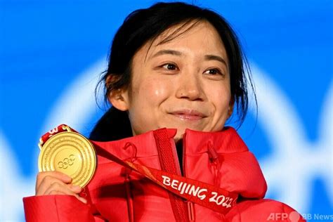 高木美帆に金メダル授与 Sスケート女子1000m、北京冬季五輪 写真10枚 国際ニュース：afpbb News