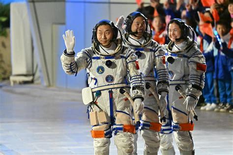 Multimídia Astronautas da Shenzhou 19 iniciam viagem à estação