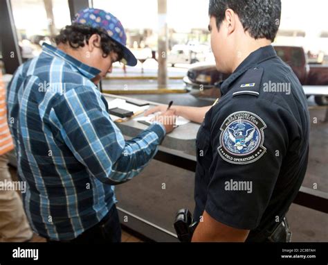 Ante la aduana fotografías e imágenes de alta resolución Alamy