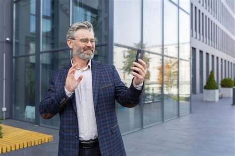 Premium Photo Successful Mature Man In Business Suit Using App On