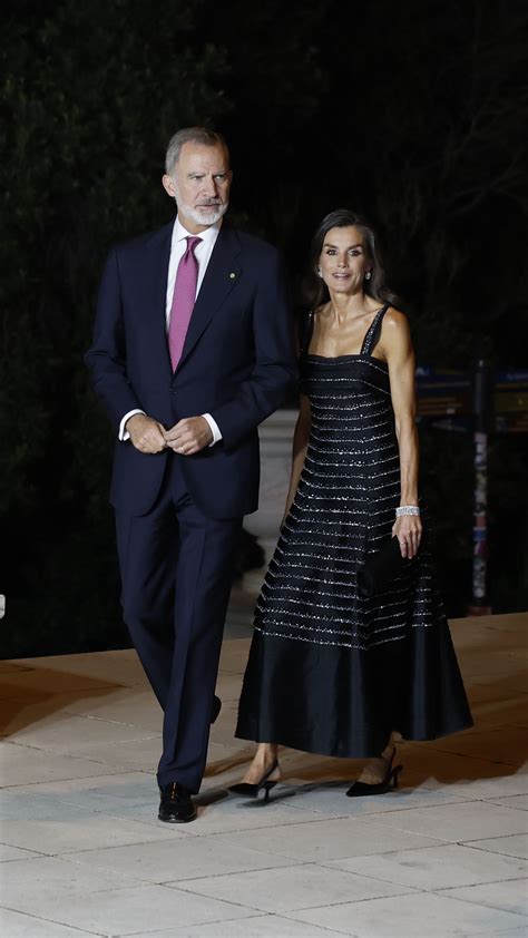 La Reina Letizia Deslumbrante Con Un Vestido Joya De Carolina Herrera