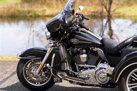 Harley Davidson Flhtcutg Tri Glide Ultra Classic Vivid Black