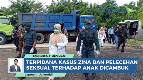 Wanita Terpidana Kasus Perzinaan Nyaris Ambruk Dicambuk 100 Kali