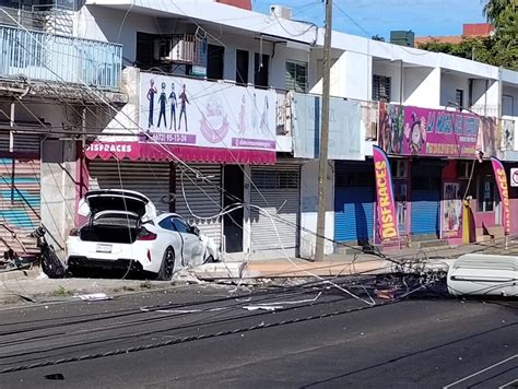 Conductor Se Estrella Contra Poste De Electricidad En El Centro Y Deja