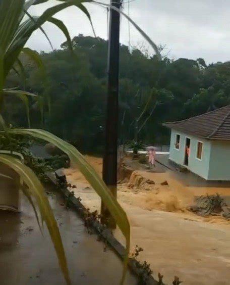 Chuva Causa Morte Estragos E Deixa Fam Lias Ilhadas Em Sc Not Cia Hoje