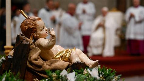 Pope at Christmas Mass: Let us fix our eyes on the True God - Vatican News