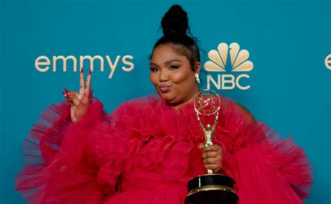 Premios Emmy Lizzo Conquista La Alfombra Roja Con Su Espectacular