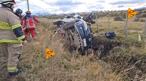 Dos lesionados dejó volcamiento en sector Dumestre de Natales