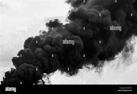 Enormes Nubes De Humo Sobre El Fondo Del Cielo Fotografía De Stock Alamy