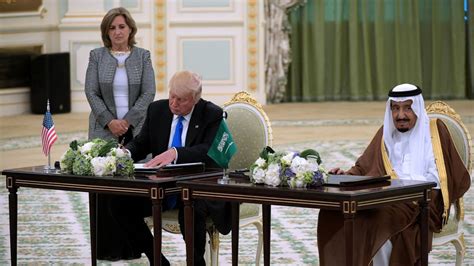 Trump zet handtekening onder enorme wapendeal met Saudi Arabië