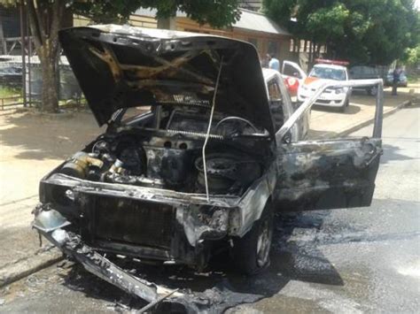 Carro Pega Fogo Em Posto De Combust Veis Ap S Abastecer Destaque