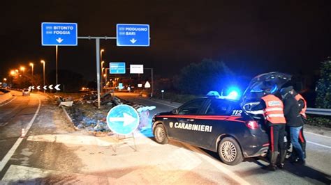 Bari Auto Contro Guard Rail Morto Un Enne Sulla Statale La