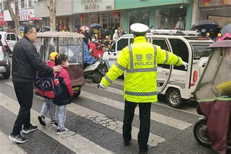 商丘交警雨中坚守“护学岗”为学生撑起“安全伞” 中华网河南