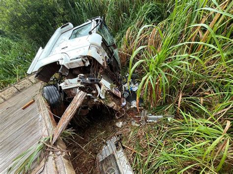 Carreta 20 Toneladas De Cal Tomba E Cai Em Ribanceira De 6 Metros