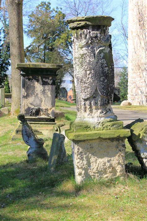 Zwei Grabmale Auf Dem Friedhof In Thekla Stadt Leipzig Brunnen