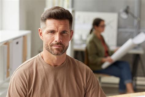 Premium Photo Portrait Of Mature Bearded Architect Looking Camera And