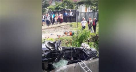 Accident grav în Bacău O mașină s a izbit de un parapet Doi morți și