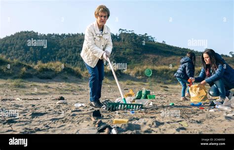 Female volunteers cleaning the beach Stock Photo - Alamy