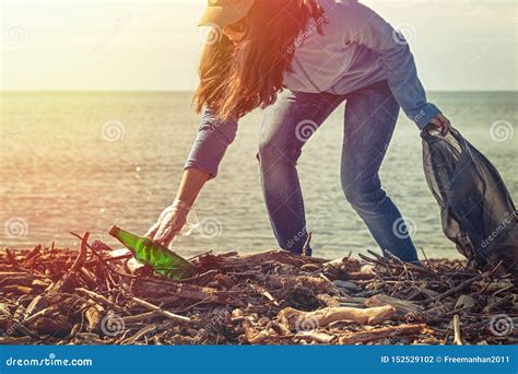 Ayudas Voluntarias De La Mujer Limpiar La Playa De La Basura D A De La