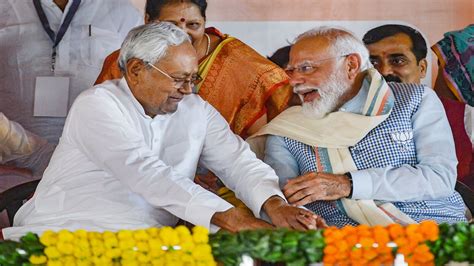 Nitish Kumar touches PM Modi’s feet at rally after 'Char hazaar se bhi ...