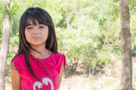 Retrato De Una Chica Latina En Un Parque Natural Donde Su Cabello Juega Con El Viento Foto Premium