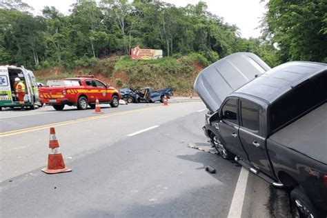 Leopoldina casal fica ferido após colisão frontal entre veículos na BR 116