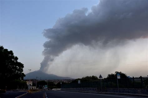 Catania Pioggia E Cenere Paura Per L Etna Chiuso L Aeroporto