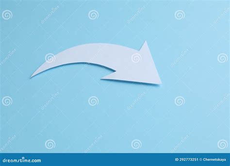 Flecha De Papel Curvo Blanco Sobre El Espacio De Fondo Azul Claro Para