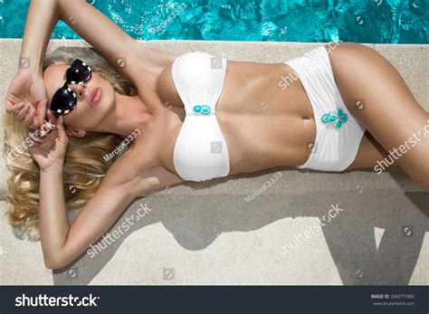 Sexy Model Elegant White Bikini On 스톡 사진 334277480 Shutterstock