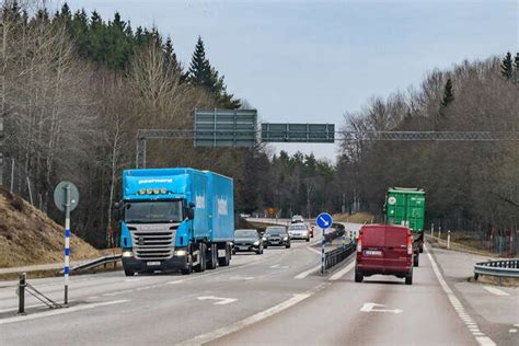 Scania Gigaliner Betrieben Von Postnord Auf Einer Stra E In Schweden