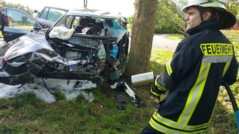 Unfall In Kalkar Feuerwehr Befreit Autofahrer