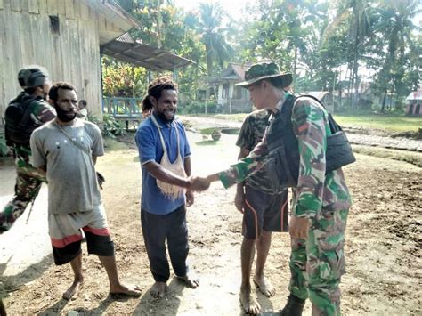 Satgas Pamtas Yonif Kala Cakti Sapa Warga Di Perbatasan Papua