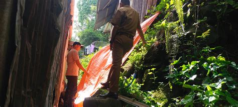 Dinding Rumah Warga Di Bukit Gado Gado Padang Jebol Ditimpa Material