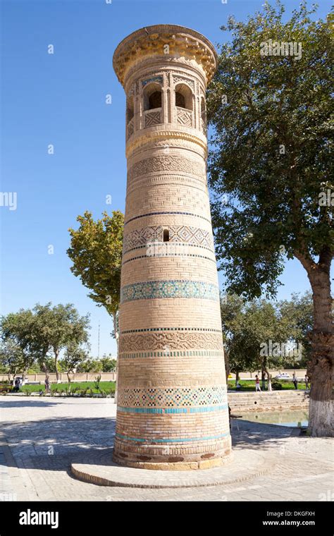 Minaret At The Bolo Hauz Mosque Also Known As Bolo Khauz Mosque