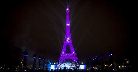 Illumination De La Tour Eiffel En Rose L Occasion Du Lancement De La