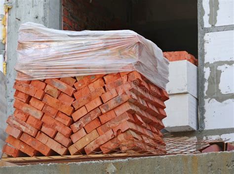 Ladrillos Rojos Apilados En Paleta De Madera Foto De Archivo Imagen