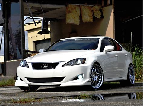 Beautiful White Lexus - Faxo