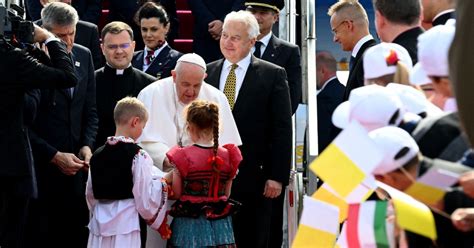 Papa Francisc a ajuns la Budapesta pentru o vizită de trei zile în