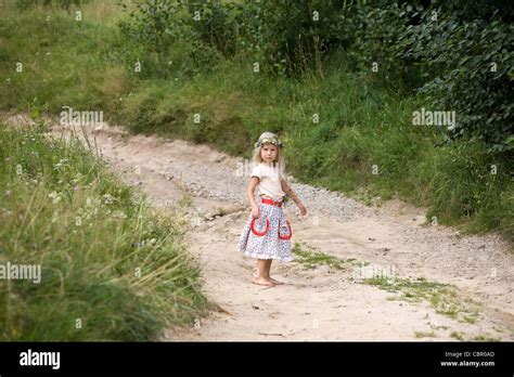 langhaarige blonde Mädchen in wilde Blume Kranz stehen auf der Straße Stockfotografie Alamy