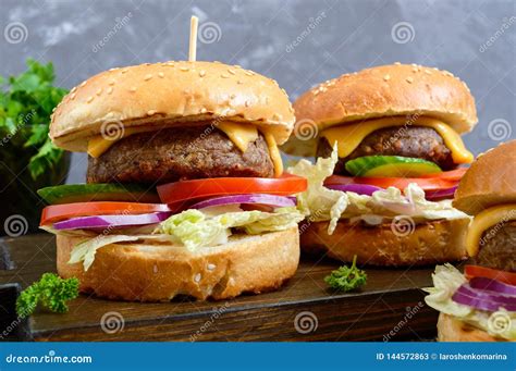 Hamburguesas Con La Chuleta Jugosa Verduras Frescas Bollo Curruscante