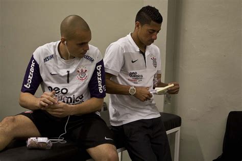 Julio Cesar e Ralf nos vestiários antes da partida entre Corinthians x