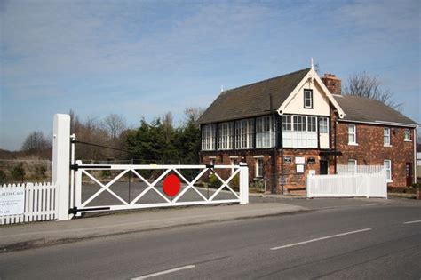 North Halt Signalbox Richard Croft Geograph Britain And Ireland