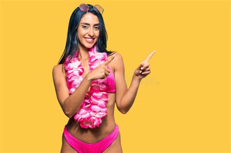 Hermosa Hispana Con Bikini Y La Hawaiana Lei Sonriendo Y Mirando La Cámara Apuntando Con Dos